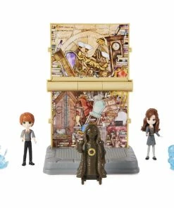 SPIN MASTER Wizarding World Harry Potter, Room Of Requirement 2-in-1 Transforming Playset With 2 Exclusive Figures And 3 Accessories